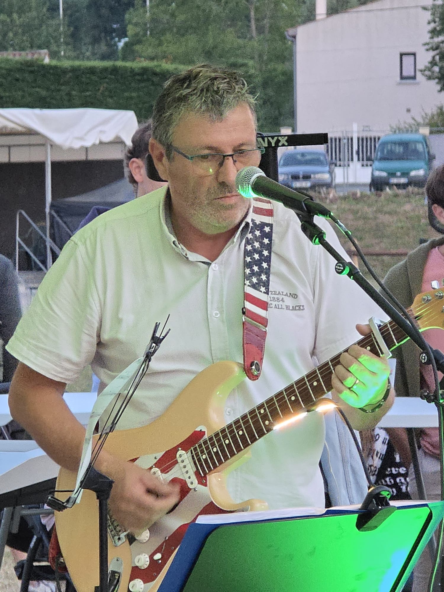 Jean-Marc à la guitare
